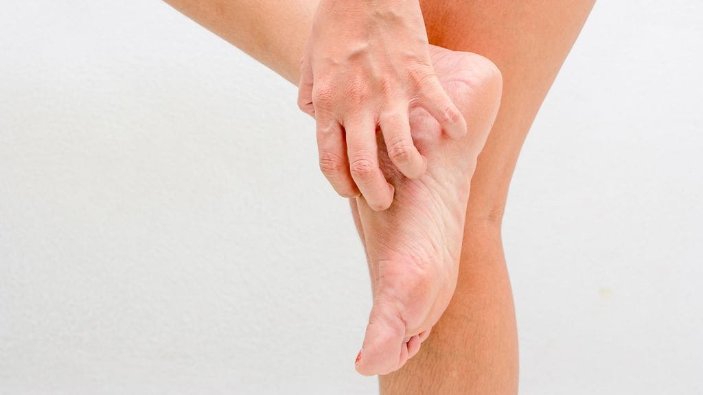 Jalkojen ja varvasvälien kuntoa tulisi tarkkailla viikoittain kutinaa aiheuttavan jalkasilsan toteamiseksi.