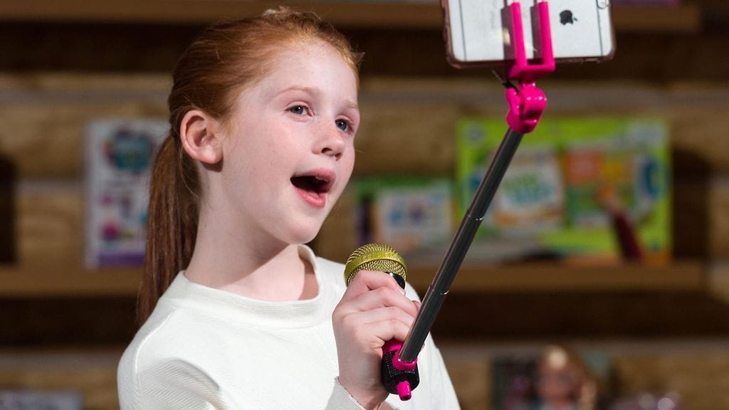 10-vuotias Nancy käyttää SelfieMiciä.