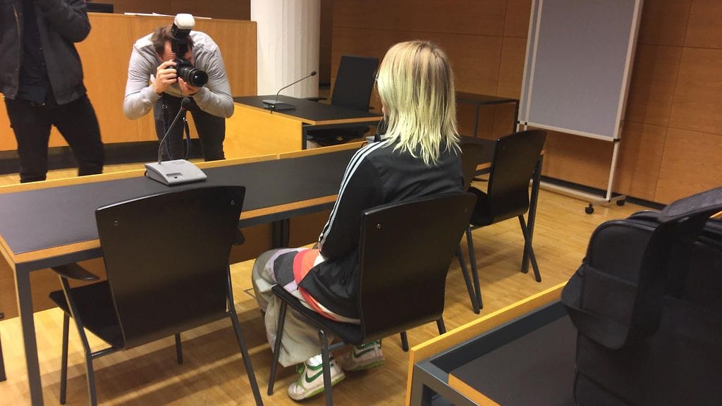 21-vuotiasta naista kuultiin maanantaina oikeussalissa. Häntä syytetään koulumurhan valmistelusta.
