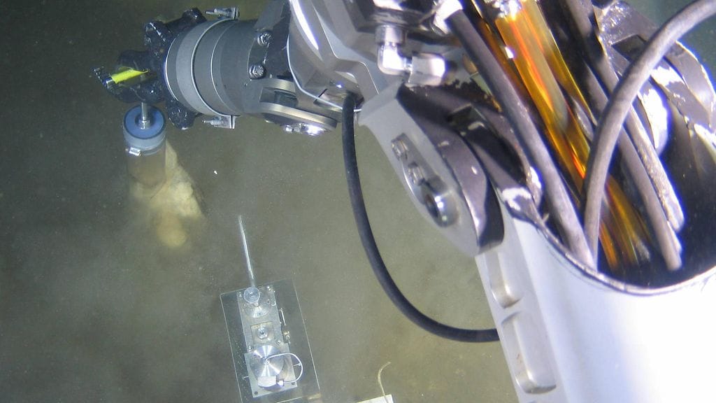 Mariaanien haudassa 11 kilometrin syvyydessä vallitsee ikuinen pimeys ja murskaava paine. Kuvassa kiinalainen Jiaolong-alus työskentelee Mariaanien haudassa.