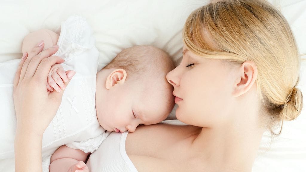 Äidin vieressä nukkumisen on tutkittu vaikuttavan positiivisesti lapsen kehitykseen.