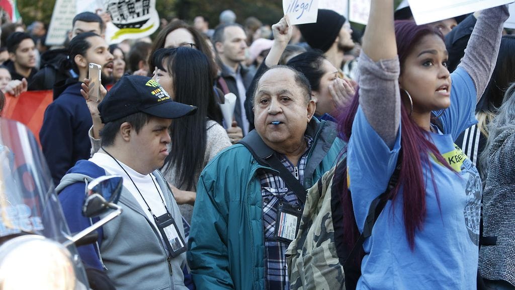 Noin 3 000 aktivistia osoitti mieltään Trumpin valintaa vastaan eilen New Yorkissa. Erityisesti nostettiin esille latinalaisamerikkalaisten siirtolaisten asema. Trump on sanonut karkottavansa kaikki laittomasti maassa olevat siirtolaiset.