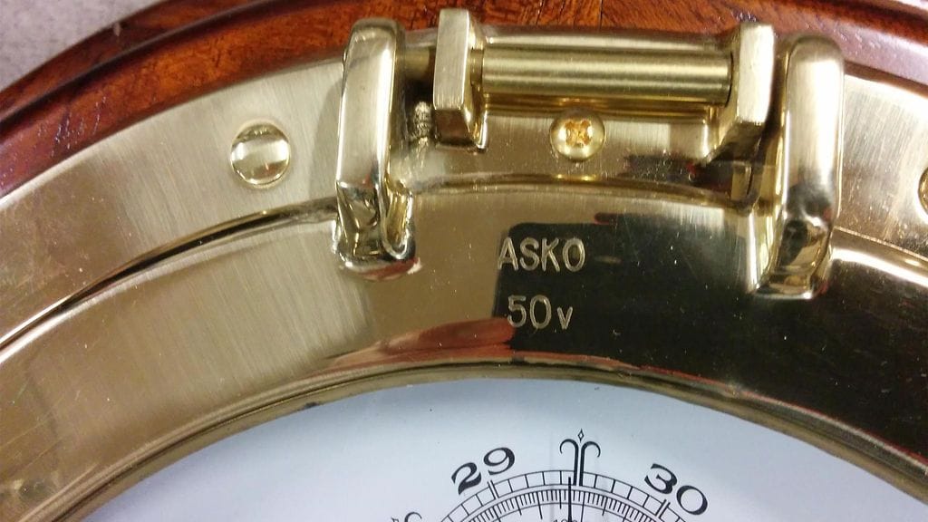 Poliisi julkaisi kuvan kellosta, jossa on kaiverrus. Omistaja ei ole ottanut yhteyttä ainakaan vielä.