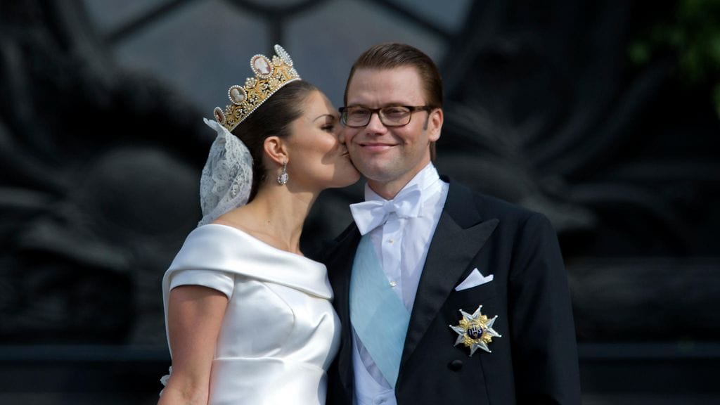 Vickan ja Daniel poseerasivat kuvaajille ikionnellisina hääpäivänään vuonna 2010.