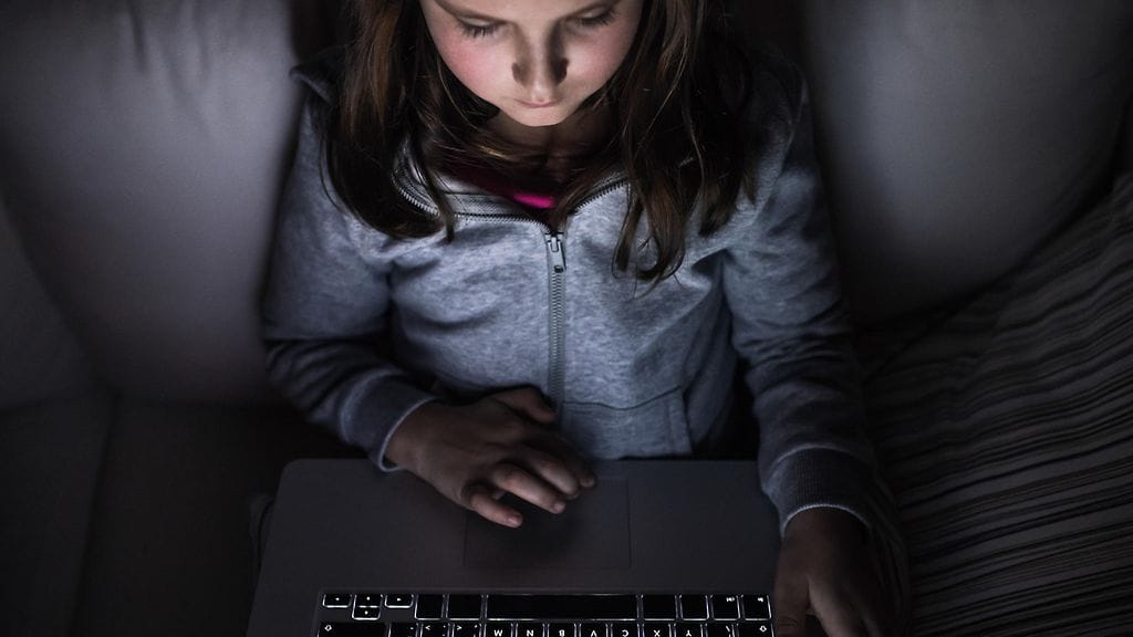 Huolestunut äiti on kieltänyt lapsiltaan toistaiseksi kokonaan netinkäytön.