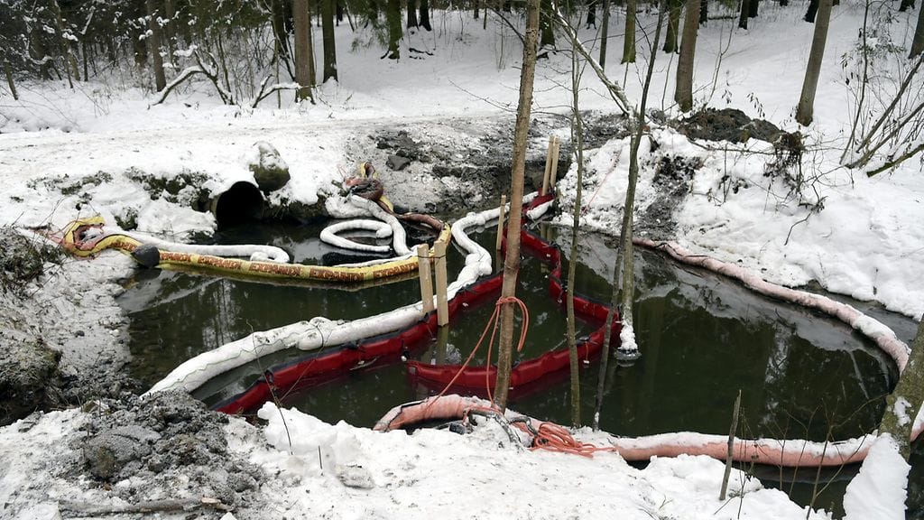 Maunulanpuron öljypäästöistä epäiltyinä on otettu kiinni useita ihmisiä.