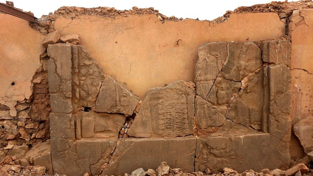 Tuhoa Nimrudin muinaiskaupungin raunioilla 15.11.2016.