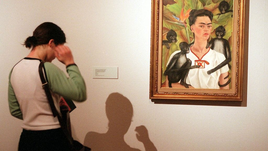Meksikolaisen Frida Kahlon näyttelyssä Helsingin kaupungin taidemuseossa oli esillä muun muassa Kahlon omakuva apinoiden kanssa (1943 öljy kankaalle.)