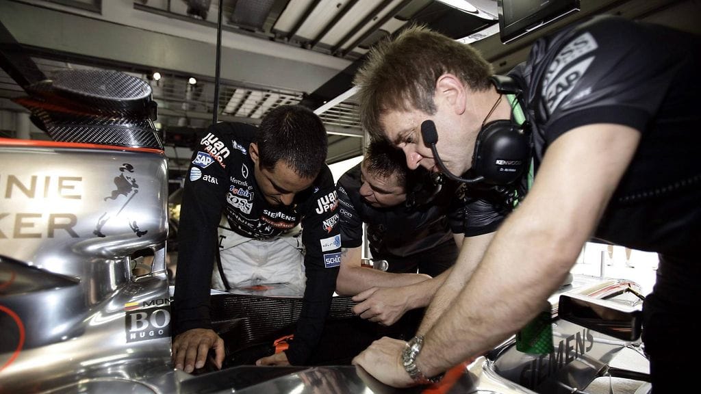 Aki Hintsa vuonna 2006 Juan Pablo Montoyan McLarenin kimpussa.