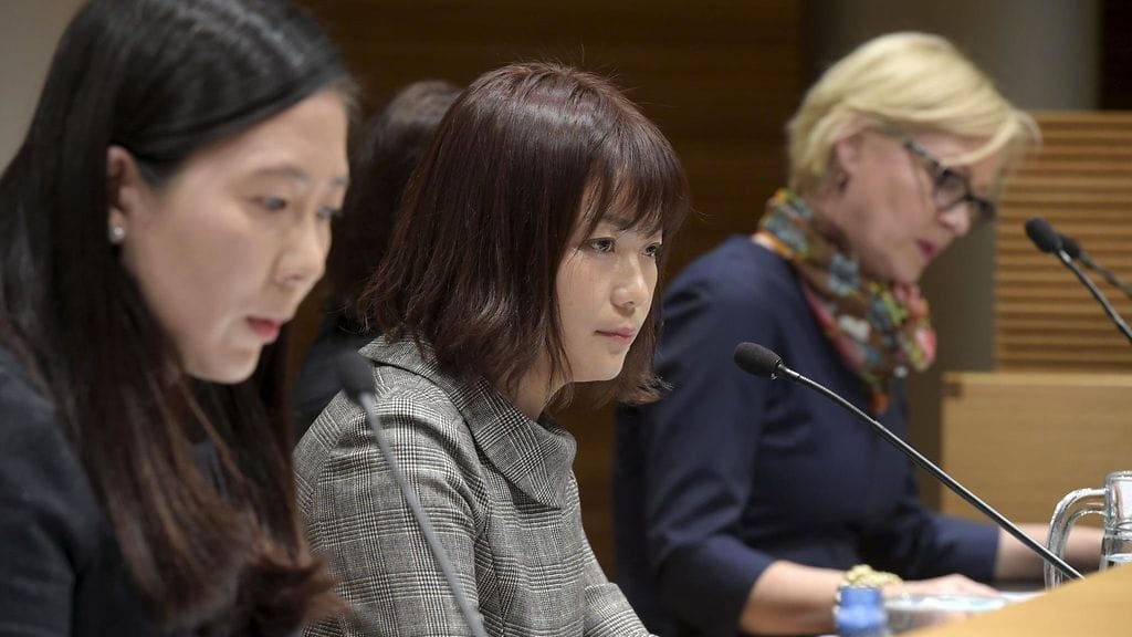 Hyunmin An (Human Rights in North Korea), pohjoiskorealainen loikkari Ms. Chae ja eduskunnan ihmisoikeusryhmän puheenjohtaja Eva Biaudet eduskunnan ihmisoikeusverkoston järjestämässä kuulemistilaisuudessa Helsingissä 16. marraskuuta 2016.