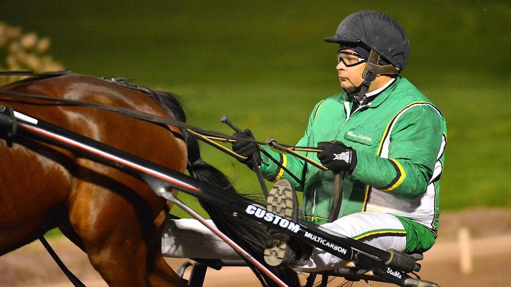 Hannu Lindström ohjastaa sekä valmentaa Marj-Lovviisaa.