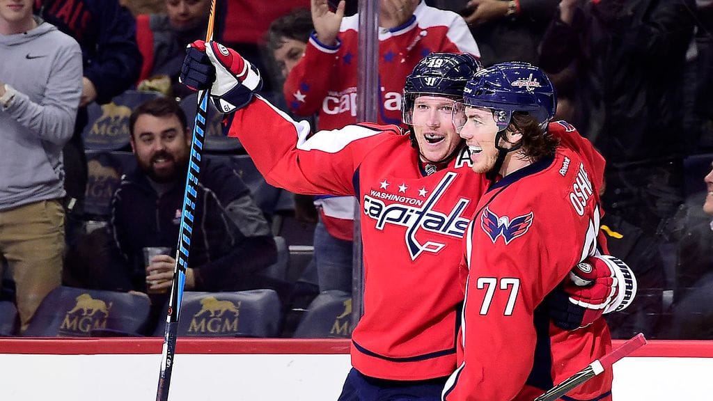 TJ Oshie (oik.) ja Niklas Bäckström olivat täysin pitelemättömiä