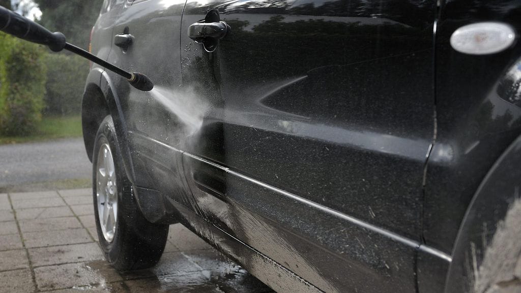 Auton toistuva peseminen kotipihassa vaatii öljynerotuskaivon, jollaista harvalla on.