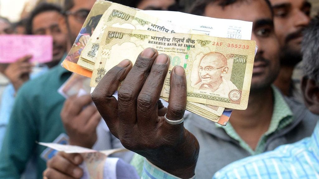 Intialaismies haluaa vaihtaa seteleitä. Intiassa syntyi pitkiä jonoja, kun ilmoitettiin, että maa aikoo vetää käytöstä kaksi arvoltaan suurinta seteliä.
