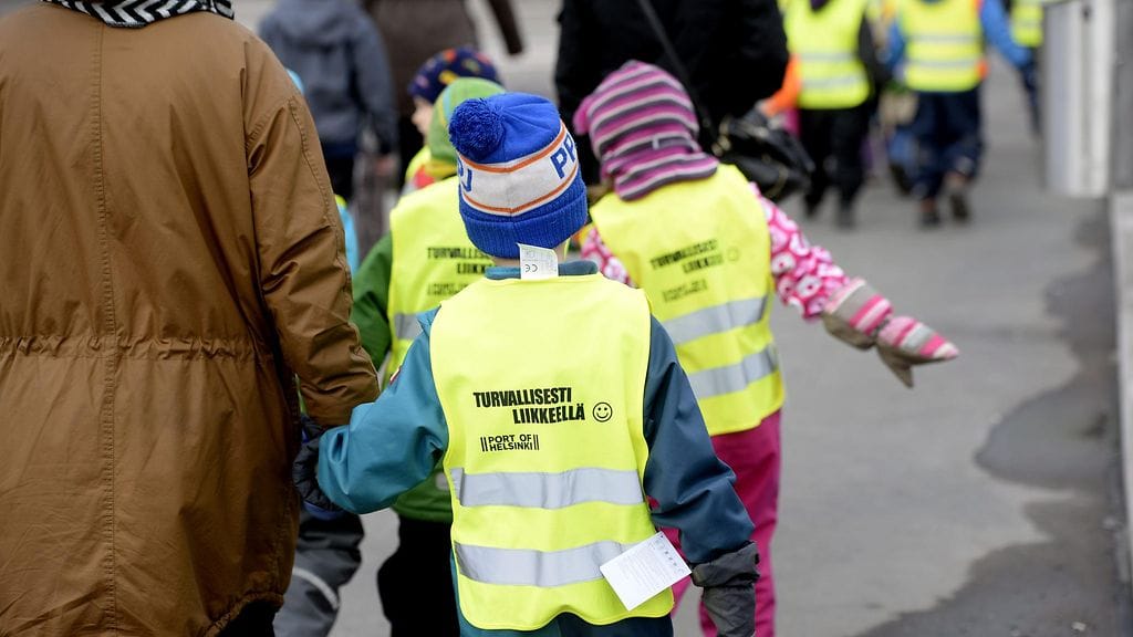 Tutkimuksen mukaan kaikkein pisimmälle kouluttautuvat noin 2-vuotiaana päivähoitoon menneet lapset. Kuvituskuva.