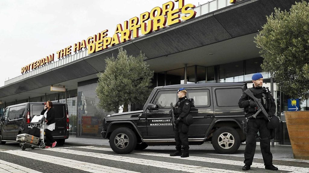 Viranomaiset vartioivat Rotterdamin lentoaseman edustalla torstaina.