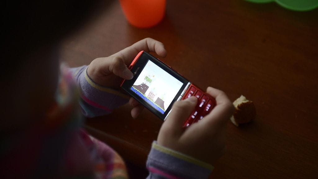 Vanhemman velvollisuus on toisinaan rikkoa lapsen viestisalaisuutta.