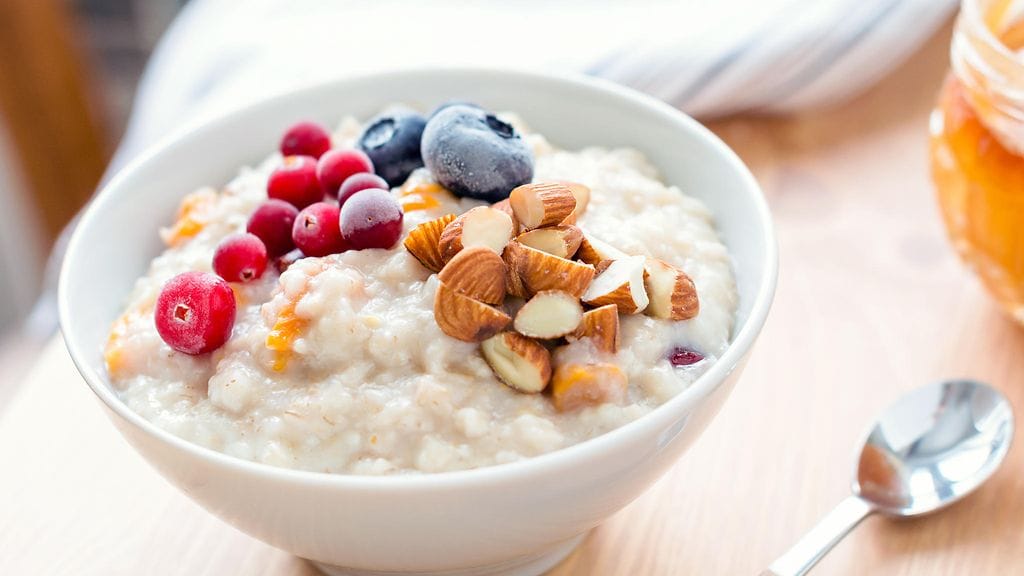 Kaurapuuron päälle voi laittaa vaikka omia suosikkimarjoja.