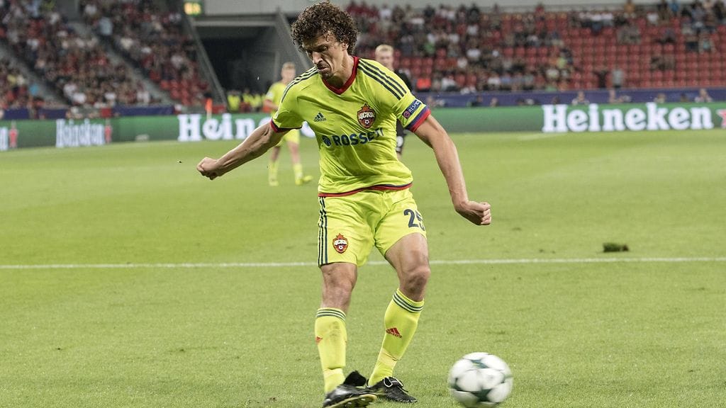 Roman Eremenko TsSKA Moskovan paidassa Mestarien liiga -pelissä Bayer Leverkusenia vastaan.