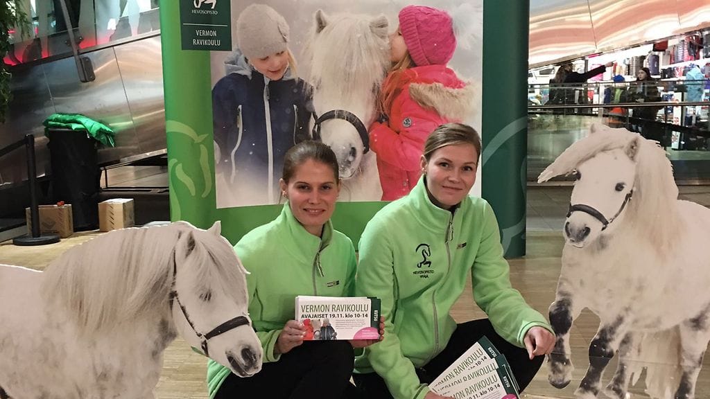 Vermon Ravikoulun vetonaula on lumenvalkea Jekku-poni. Shetlanninponin pahviversiot kiersivät viikolla kauppakeskuksissa yhdessä Sara Yli-Houhalan ja Susanna Marttilan kanssa.