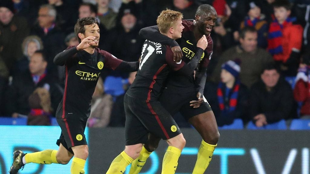 Yaya Toure (oik.) oli Manchester Cityn sankari.