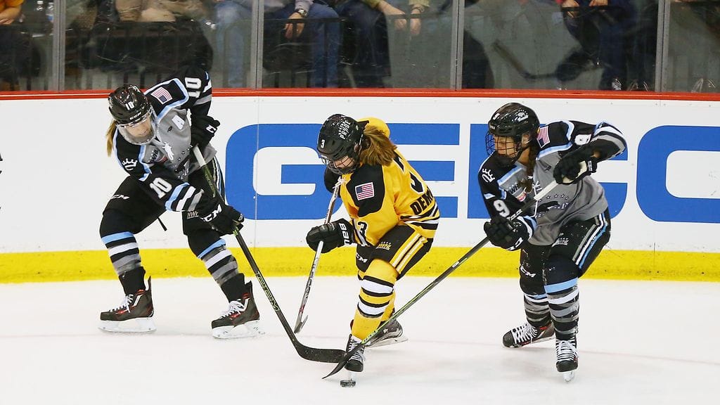 Boston Priden Jillian Dempsey (kesk.) taisteli kiekosta Buffalo Beautsin Meghan Dugganin (vas.) ja Megan Bozekin kanssa NWHL:n loppuottelusarjassa maaliskuussa.