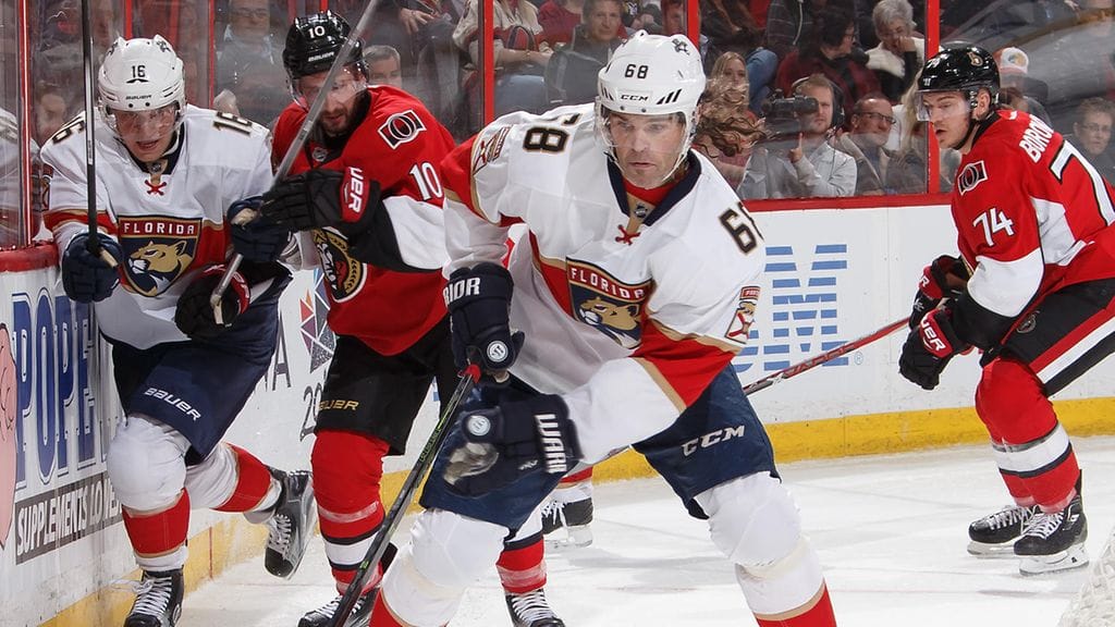 Aleksander Barkov (vas.) syötti Jaromir Jagrin (kesk.) maalin, mutta joutui jättämään ottelun kesken kahden erän jälkeen.