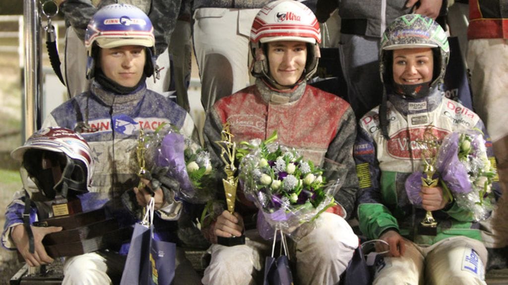 Salamakypärät 2016 kärkikolmikko: voittaja Jere Kiveinen keskellä, kakkonen Henna Halme oikealla ja kolmonen Niko Riekkinen vasemmmalla.