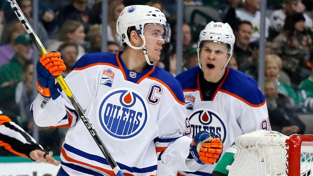 Connor McDavid ja Jesse Puljujärvi tuulettavat 4-0-osumaa.