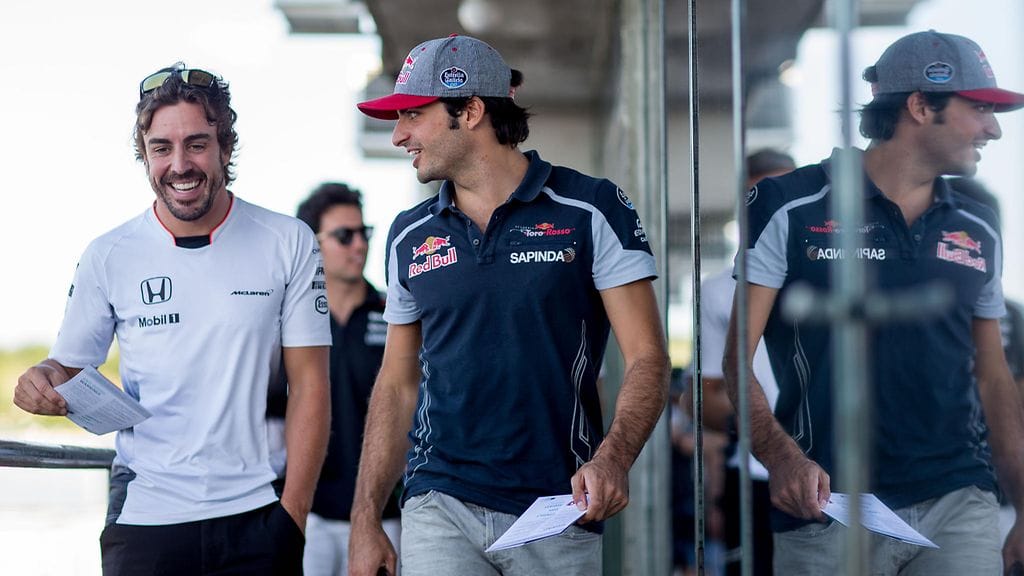 Fernando Alonso (vas.) ja Carlos Sainz kuuluvat espanjalaisten F1-kuskien harvinaiseen kerhoon.