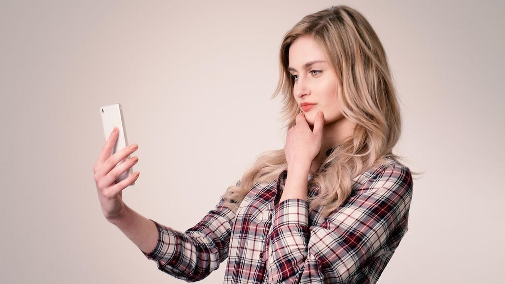 Deittisovellus Tinder perustuu nopeisiin päätöksiin.