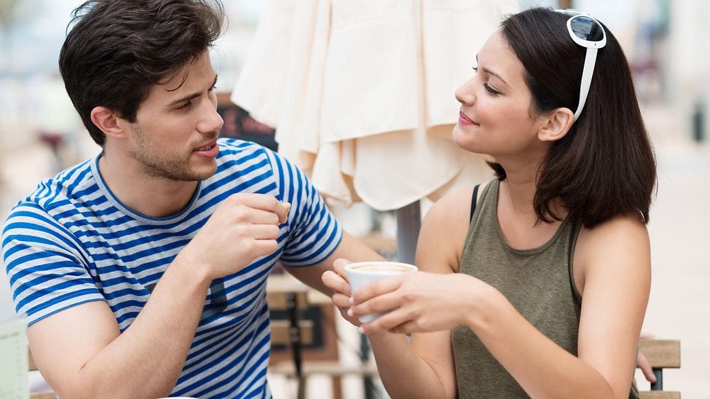 Maksoiko mies kahvisi? Flirttailiko hän? Se ei välttämättä merkitse mitään.