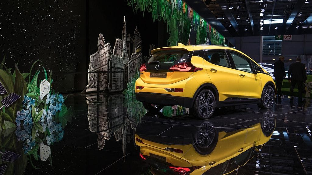 Opel Ampera-e on ensimmäisiä kansanautomaisia sähköautoja.