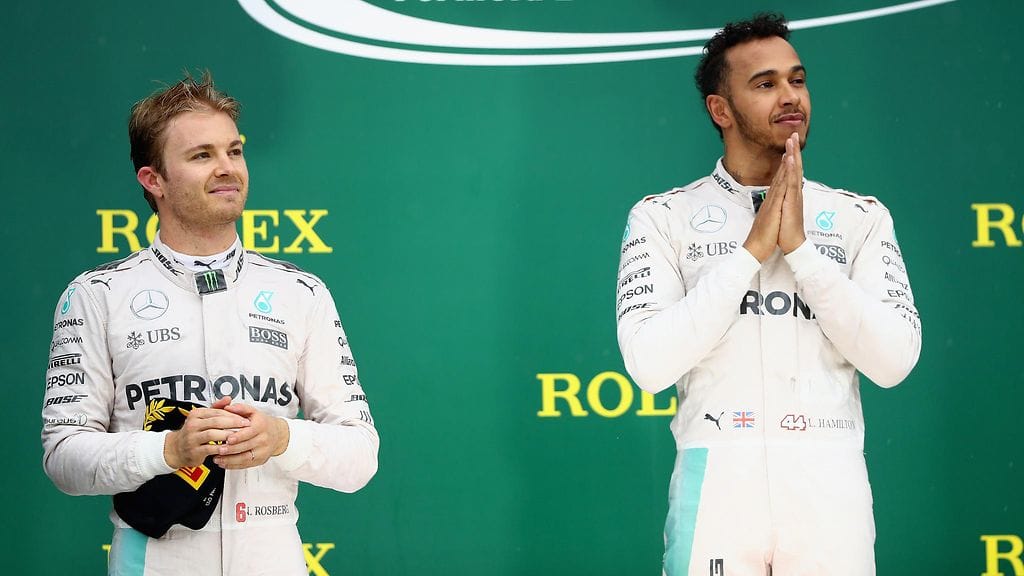 Lewis Hamilton (oik.) pyrkii sysäämään Nico Rosbergin MM-sarjan kakkospaikalle.
