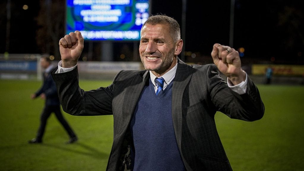 Shefki Kuqi juhli sarjassa säilymistä Turussa lokakuussa.