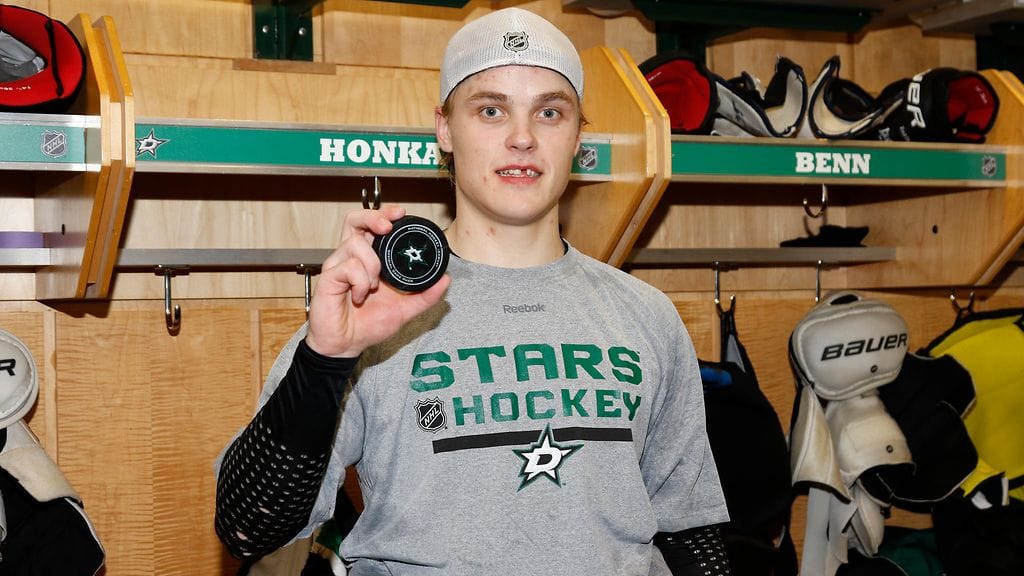 Julius Honka ja kiekko talteen.