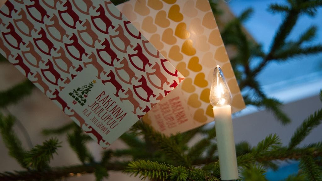 Rakenna Joulupuu -keräys 2016: Kortit joulupuussa_kuva Mikko T Helminen