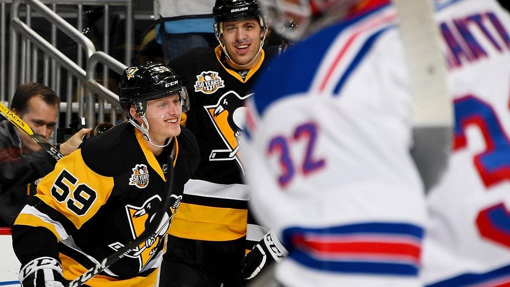 Jake Guentzel (vas.) hymyili aluksi, Antti Raanta lopuksi.