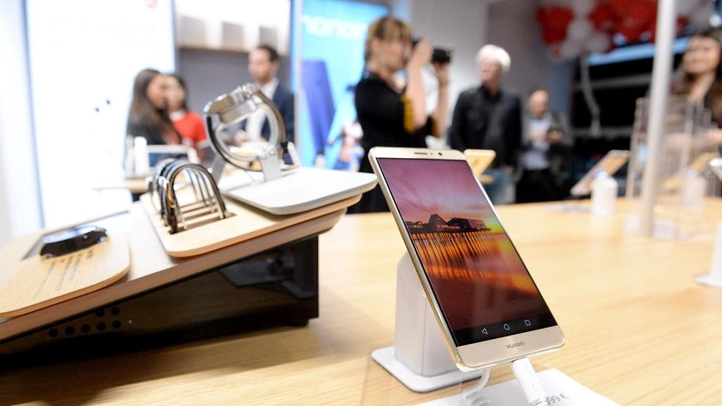 Huawei Mate 9 älypuhelin elektroniikkavalmistaja Huawein myymälässä Makkaratalossa Helsingissä 22. marraskuuta 2016.