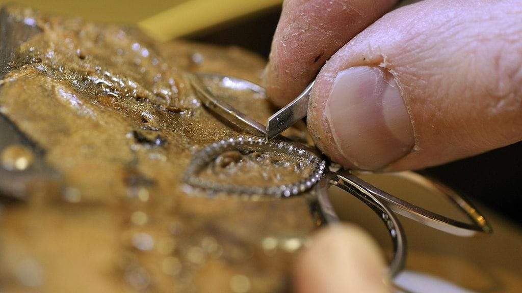 Ryöstäjät saivat saalista kuusikymppisiltä naisilta yli viiden miljoonan euron edestä. Kuvituskuvassa kultaseppä työssään.