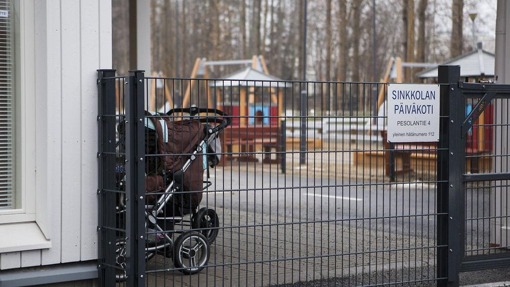 Sinkkolan päiväkoti Joensuussa 22. marraskuuta 2016. Itä-Suomen poliisi epäilee joensuulaista 49-vuotiasta miestä lapsipornon hallussapidosta ja levittämisestä. Tutkinnan käynnistyessä mies työskenteli Sinkkolan päiväkodissa. Poliisin mukaan tutkinnassa ei kuitenkaan tullut ilmi viitteitä siitä, että mies olisi syyllistynyt rikoksiin Sinkkolan päiväkodissa tai muissa päiväkodeissa, joissa hän on työskennellyt. Rikoksesta epäilty lastentarhanopettaja ei ole enää Joensuun kaupungin palveluksessa.