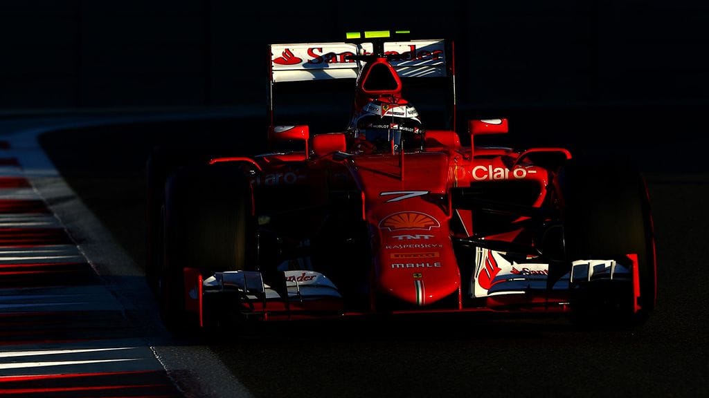 Kimi Räikkönen Abu Dhabin iltakisassa vuosi sitten.