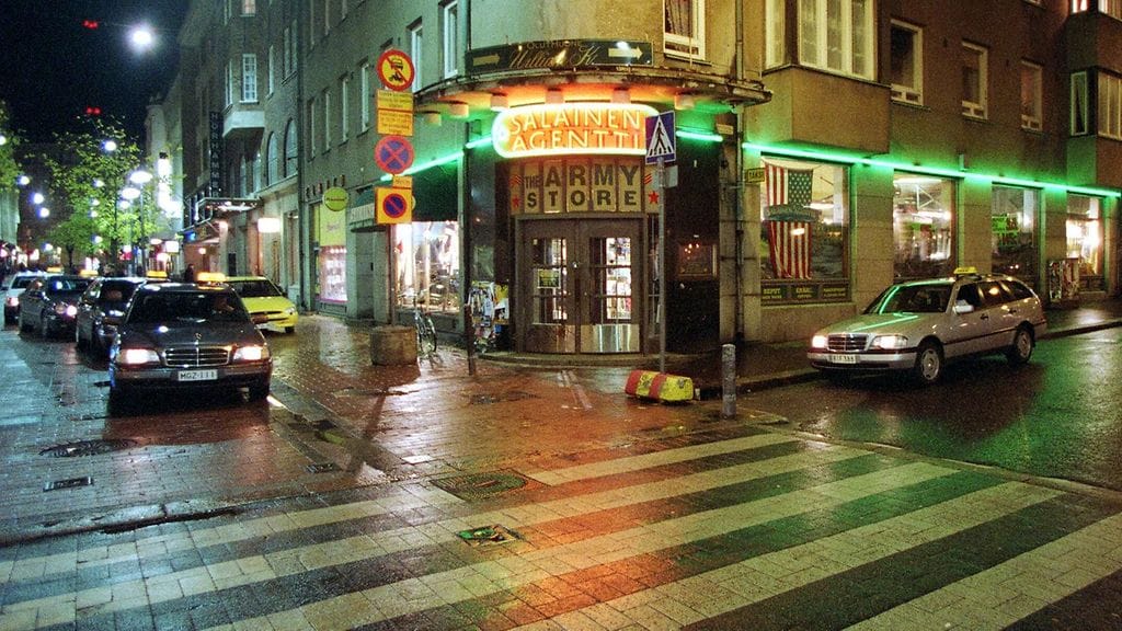 Korotettu suojatie Iso-Roobertinkadun kävelykadulla Helsingissä.