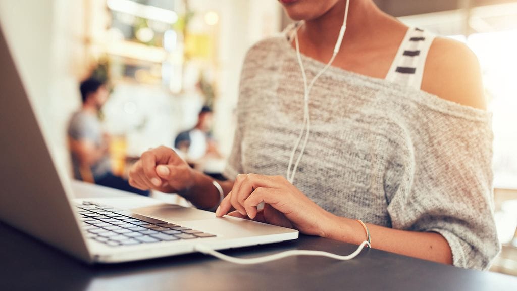 Myös tietokoneeseen liitettyjen kuulokkeiden kautta voidaan vakoilla ihmisiä.