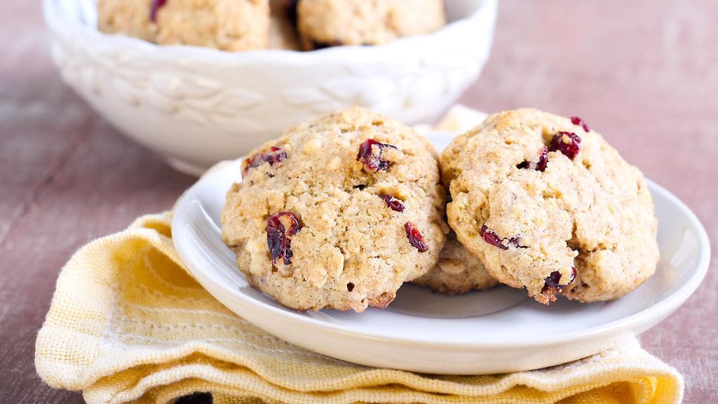 Kahvipöydässä maistuvat herkullisen rapeat gluteenittomat keksit.