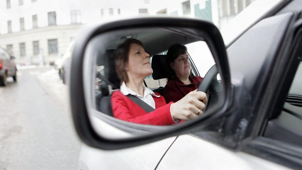 Ajaminen tuottaa monille sitä pelkääville jopa fyysistä pahoinvointia. Kuvan henkilöt eivät liity juttuun.