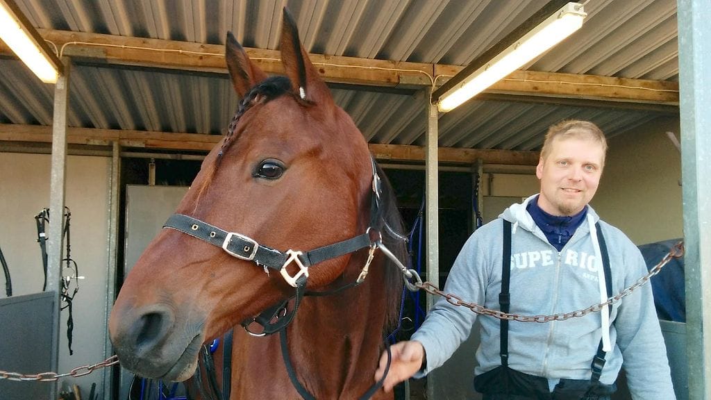 Neve Di Gio ja Markus Laaksovirta valjastuskatoksilla Vermossa.