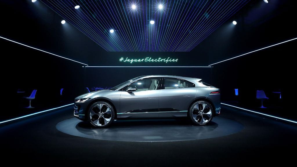 Jaguar I-PACE -sähköautokonsepti esiteltiin Los Angelesin autonäyttelyssä.