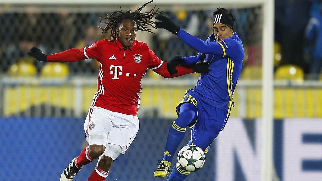 Rostovin Christian Noboa (oik.) sai pidettyä Bayernin Renato Sanchesin aisoissa.