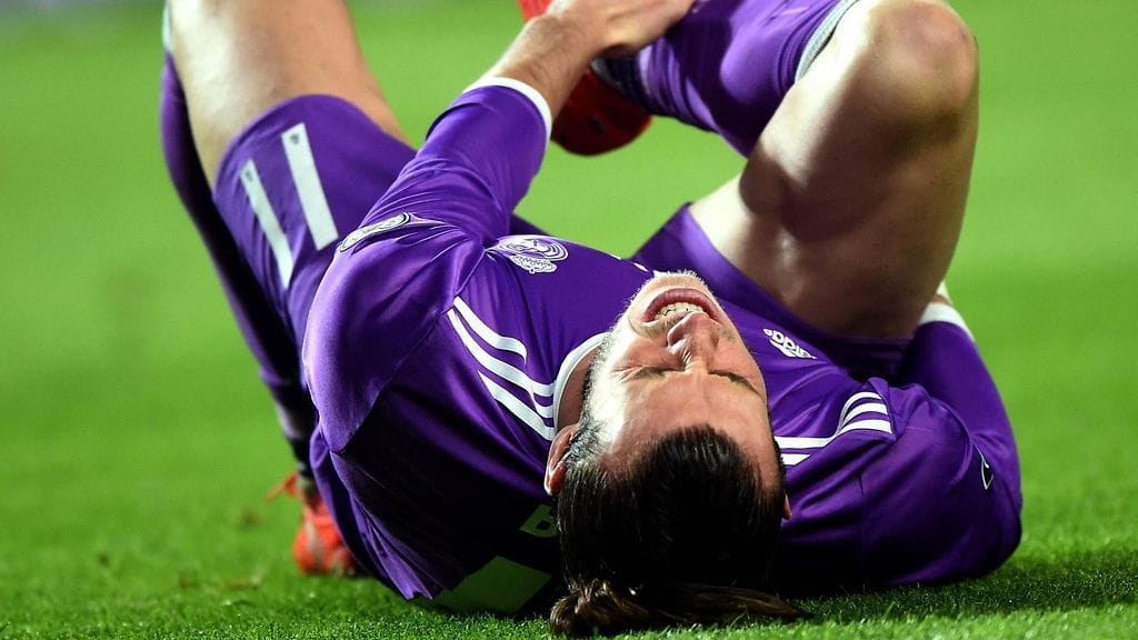 Gareth Bale tuskaisena kentän pinnassa tiistaina Lissabonissa.